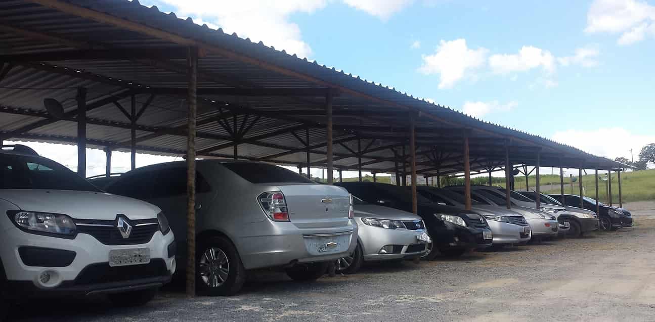 Visão geral do páteo do estacionamento dia ensolarado