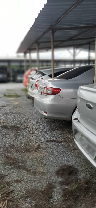 Visão de carro do páteo do estacionamento Pátio Confins