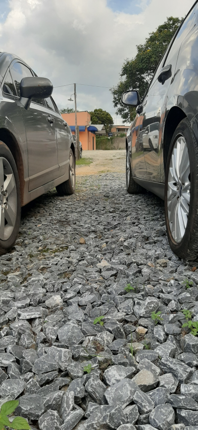 Visão entre carros do páteo do estacionamento