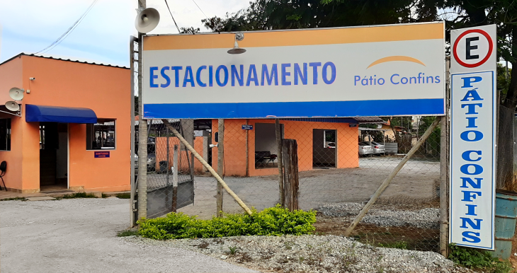 Entrada do páteo do estacionamento